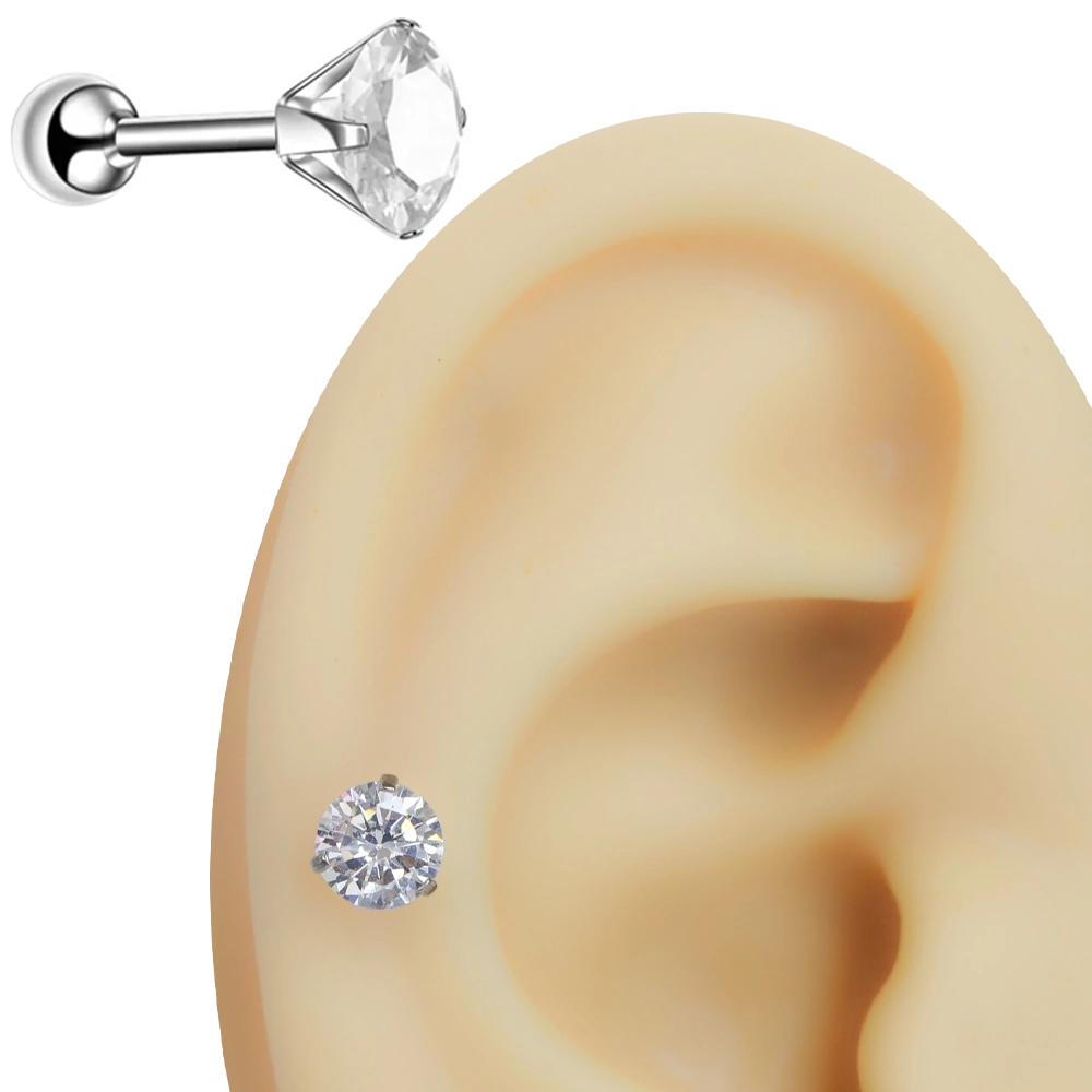 Kulakta tek taş model yuvarlak zirkon taşlı gümüş renk tragus helix kıkırdak piercing duruşu