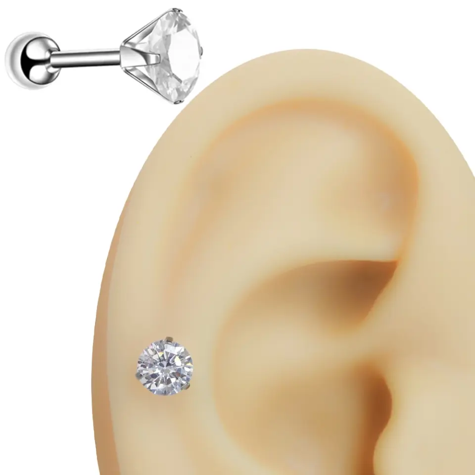 Kulakta tek taş model yuvarlak zirkon taşlı gümüş renk tragus helix kıkırdak piercing duruşu