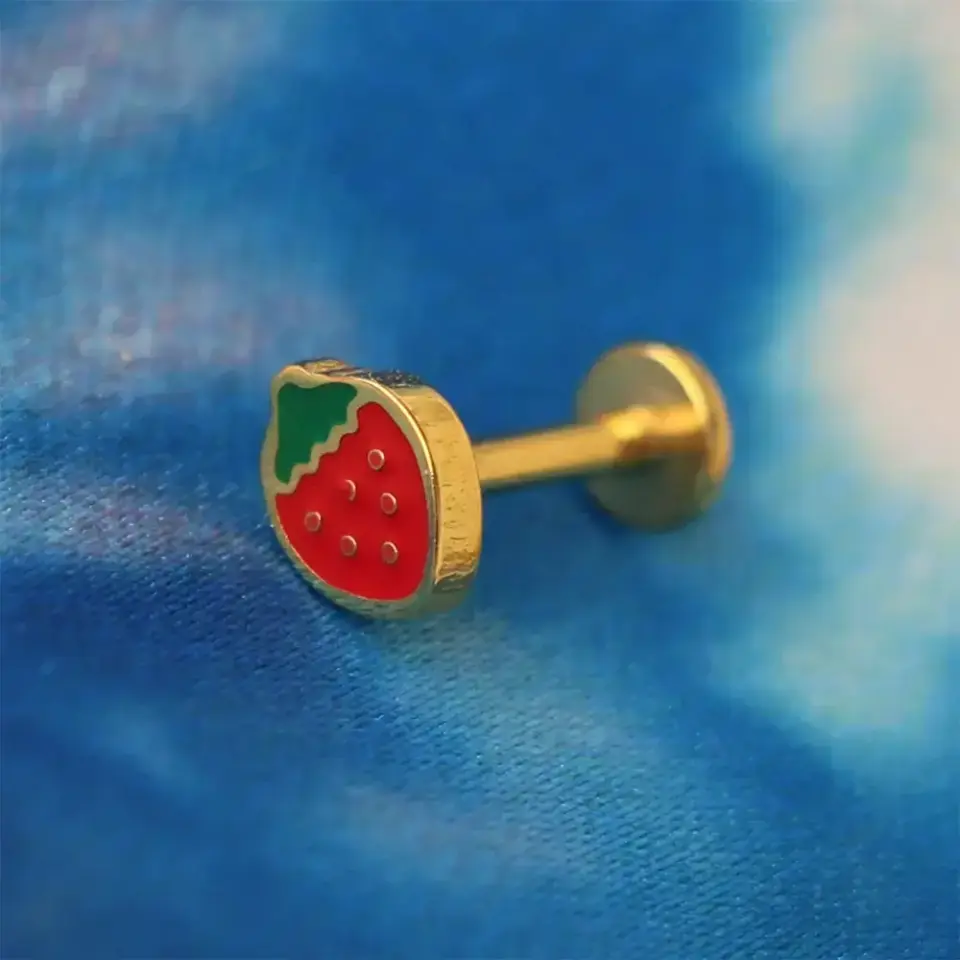 Kırmızı çilek tasarımlı sarı gold kıkırdak küpesi helix ve conch uyumlu piercing