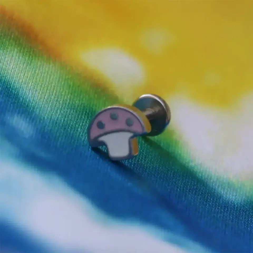 Kırmızı beyaz benekli mantar kıkırdak küpesi helix ve conch uyumlu piercing