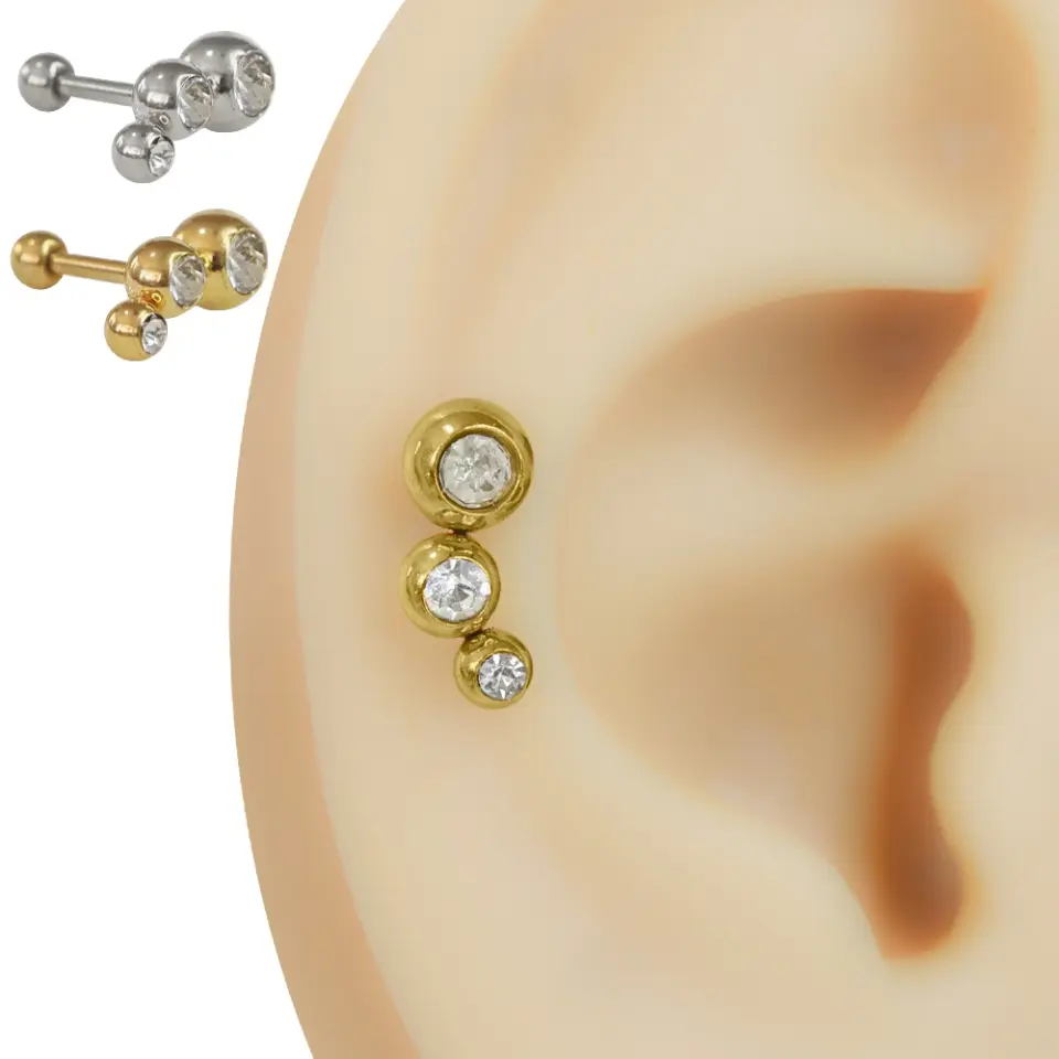 Kulağın helix bölgesinde sergilenen büyükten küçüğe sıralı üç zirkon taşlı gold cerrahi çelik kıkırdak piercing