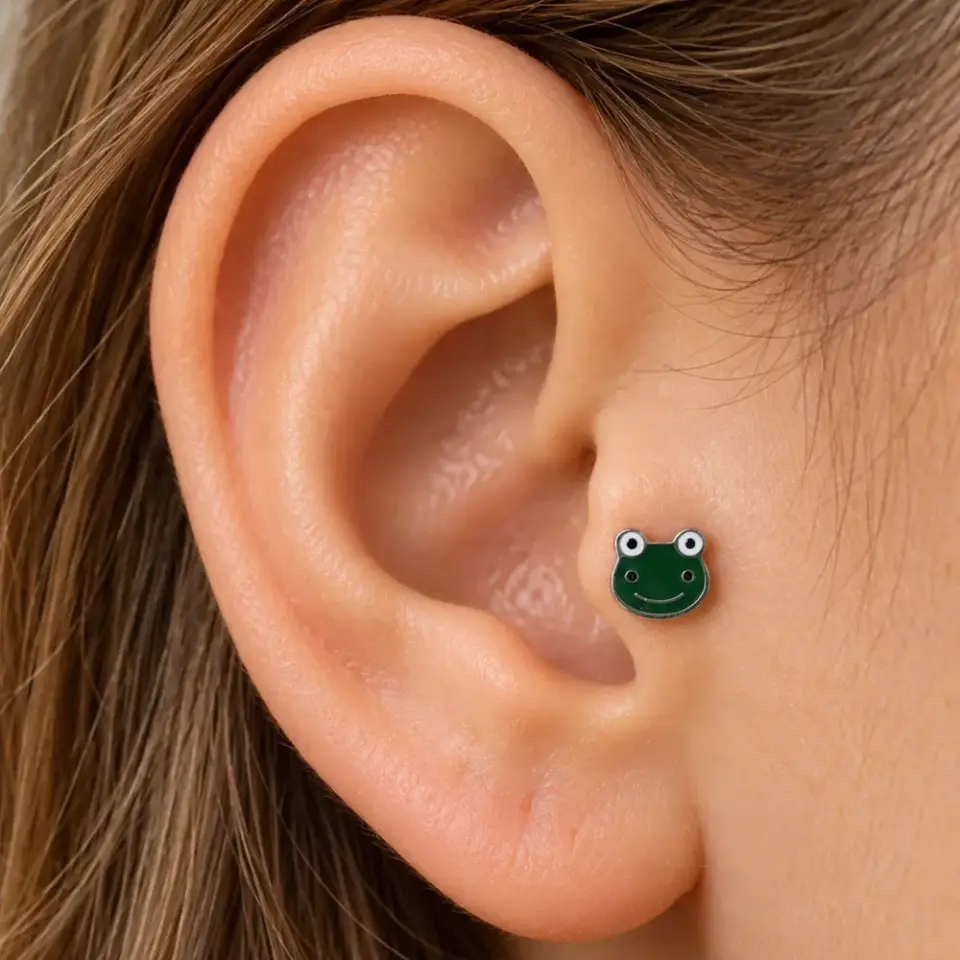 kurbaga-gumus-tragus-piercing