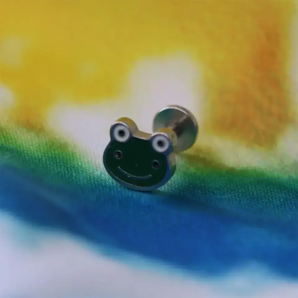 Yeşil mineli kurbağa kıkırdak küpesi helix ve conch uyumlu piercing