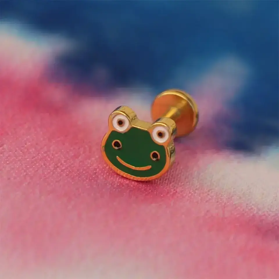 Yeşil mineli kurbağa kıkırdak küpesi altın sarısı helix ve conch uyumlu piercing