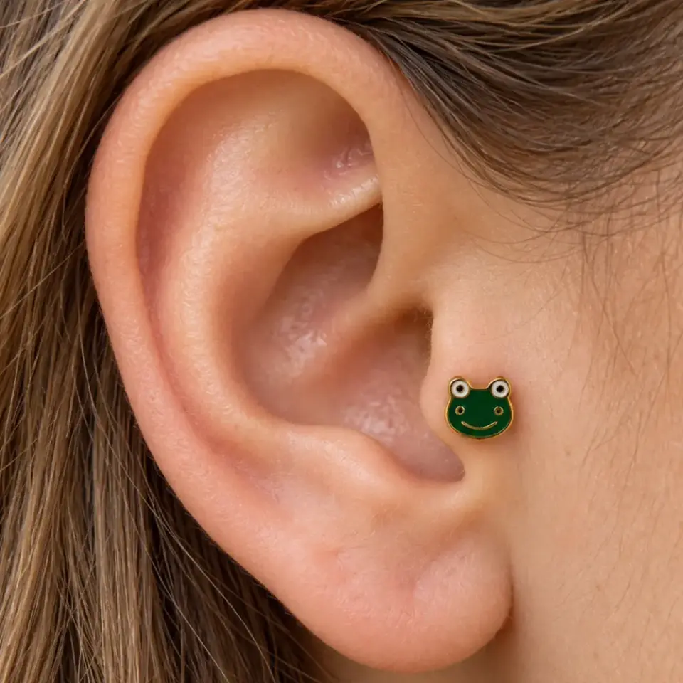 kurbaga-gold-tragus-piercing
