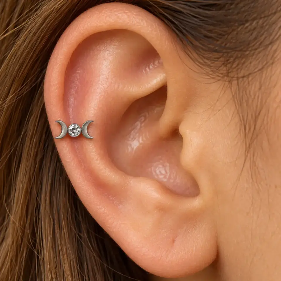 ay-dongusu-gumus-tragus-piercing