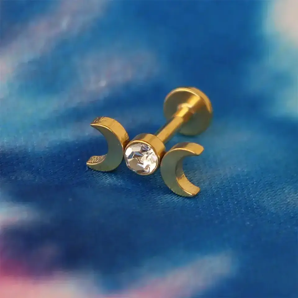 Altın sarısı ay döngüsü kıkırdak küpesi helix ve conch uyumlu piercing