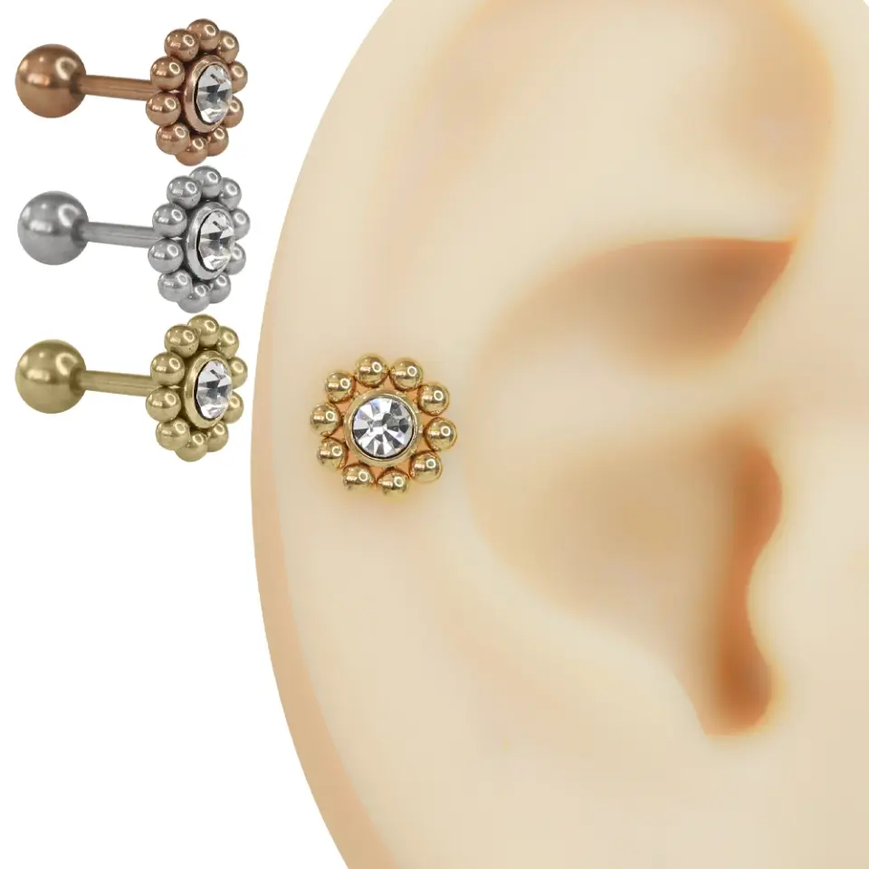 Yapay kulak modelinde sergilenen rose, gümüş ve sarı renkli rozet tasarımlı şık cerrahi çelik helix piercing modelleri