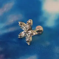 Markiz kesim taşlı gümüş çiçek kıkırdak küpesi helix ve tragus uyumlu