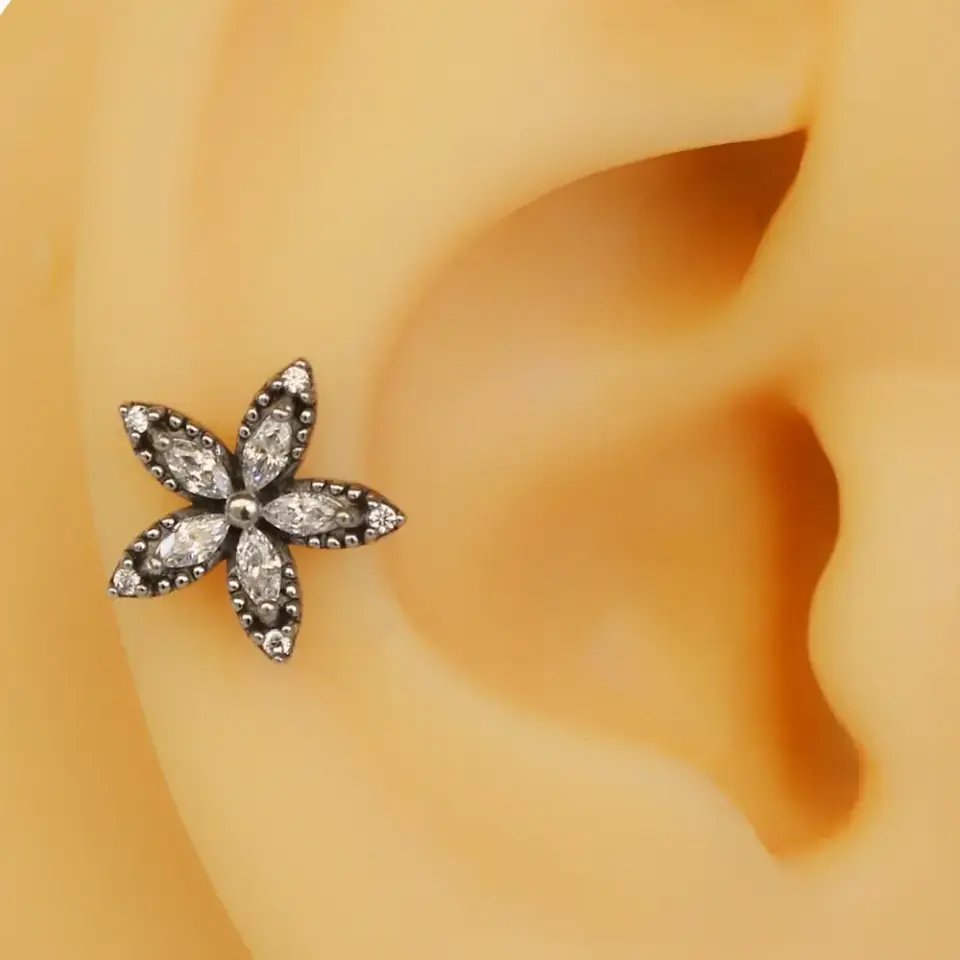 Beş Markiz Çiçek figürlü zirkon taşlı gümüş renk 316L cerrahi çelik tragus piercing flatback