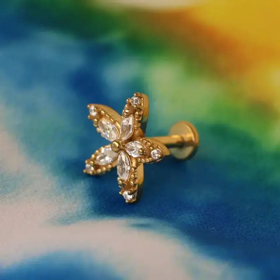 Altın sarısı markiz kesim taşlı çiçek kıkırdak küpesi helix ve tragus uyumlu