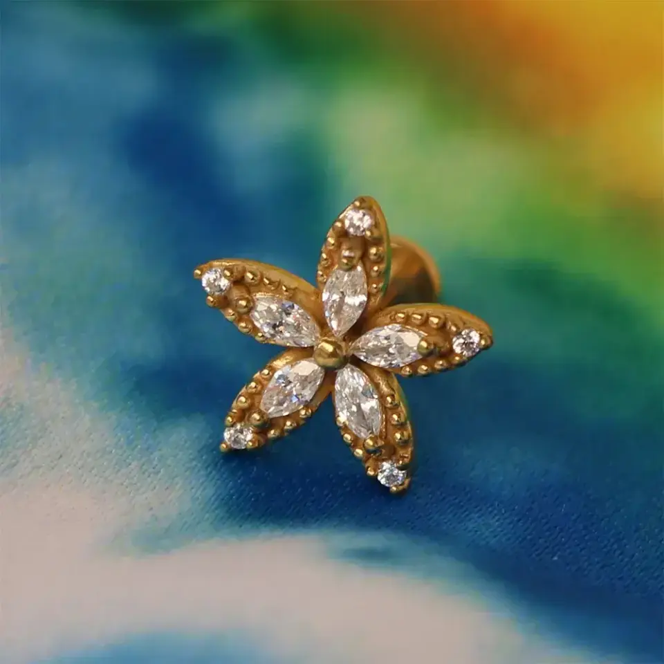 Arkası düz vidalı sistem altın gold beş markiz çiçek kıkırdak piercing