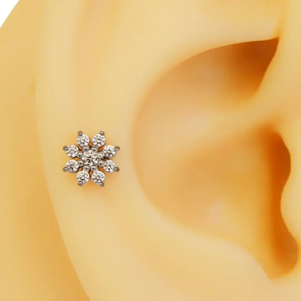 Papatya figürlü zirkon taşlı gümüş renk 316L cerrahi çelik tragus piercing flatback