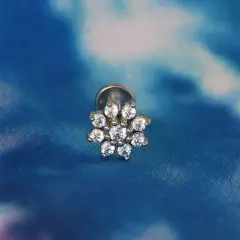 Gümüş papatya kıkırdak küpesi helix ve tragus uyumlu taşlı piercing