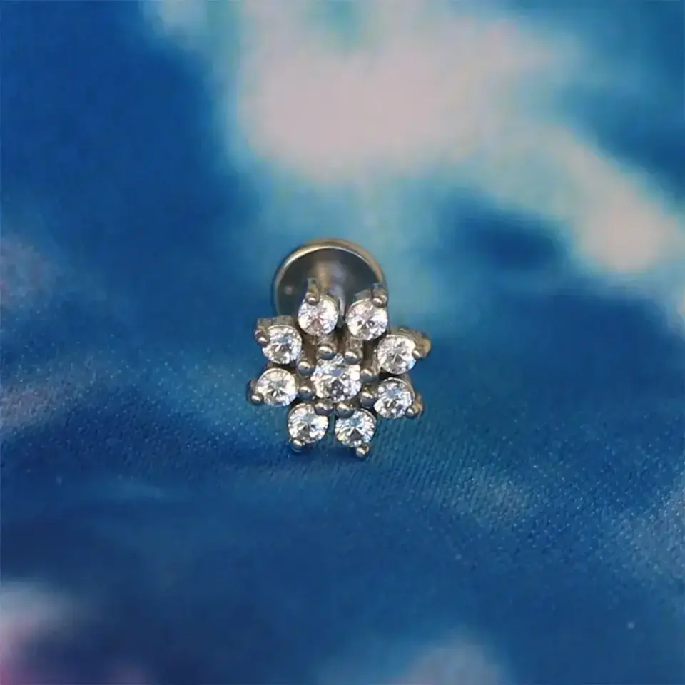 Gümüş papatya kıkırdak küpesi helix ve tragus uyumlu taşlı piercing