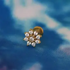 Altın sarısı papatya kıkırdak küpesi helix ve tragus uyumlu taşlı piercing