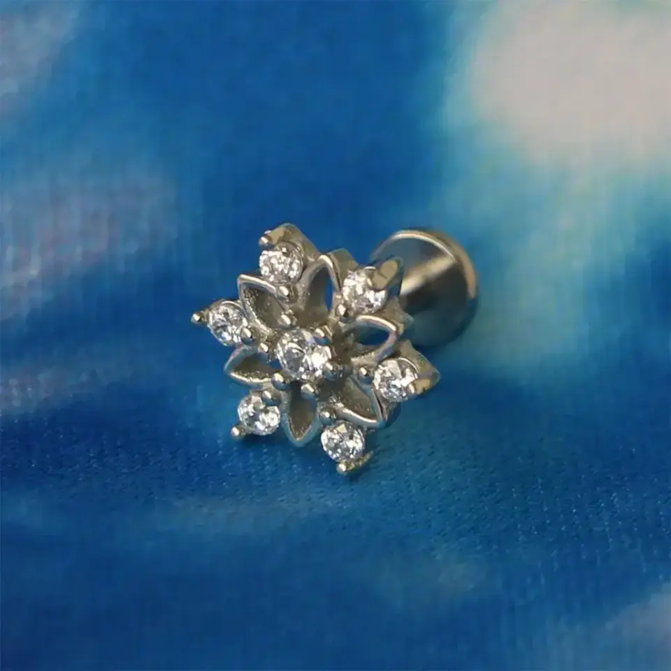 Gümüş kar tanesi kıkırdak küpesi helix ve tragus uyumlu zirkon taşlı piercing