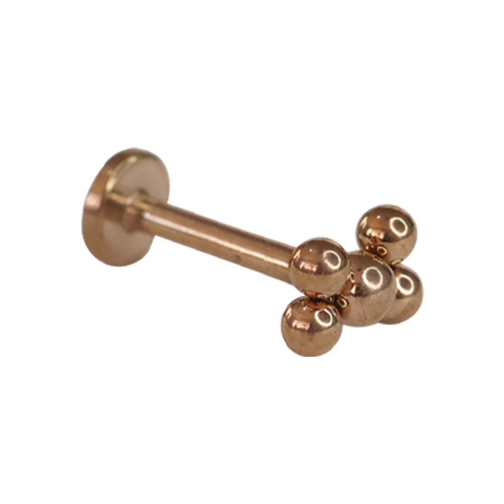 Kulakta şık duran rose flatback kıkırdak piercing modeli ve beş adet metal top detayı