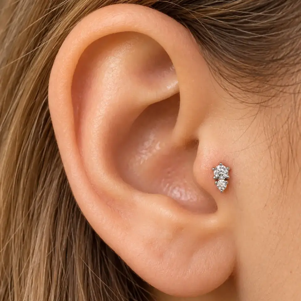 cift-tasli-gumus-tragus-piercing