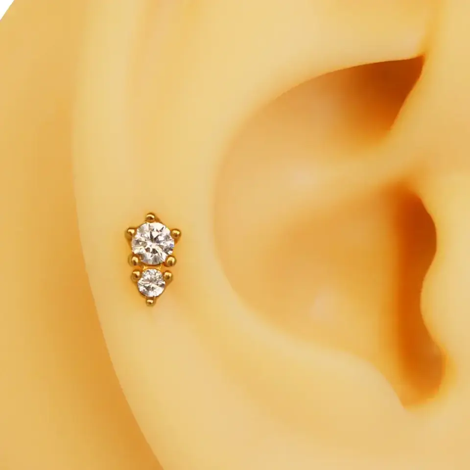İkili taşlı altın sarısı kıkırdak küpesi helix ve tragus uyumlu zirkon piercing