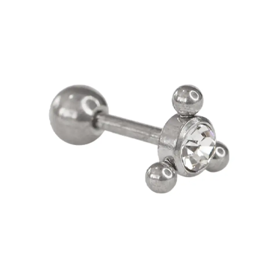 Kulağın helix bölgesine takılmış, ortasında parlayan şeffaf zirkon taş bulunan gümüş renkli üç top tasarımlı çelik piercing