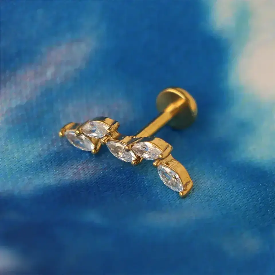 Altın sarısı markiz kesim taşlı kıkırdak küpesi helix ve tragus uyumlu piercing