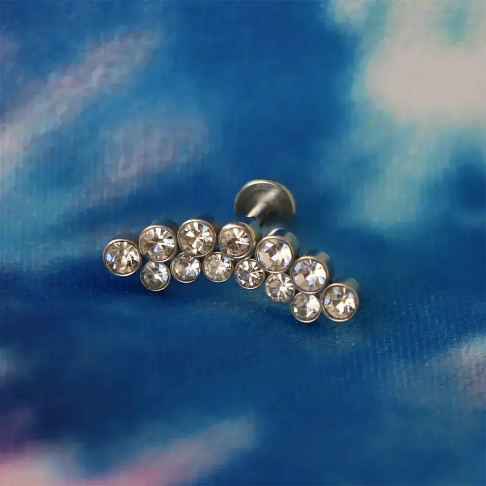 Arkası düz vidalı sistem gümüş zirkon taşlı noktalar kıkırdak piercing