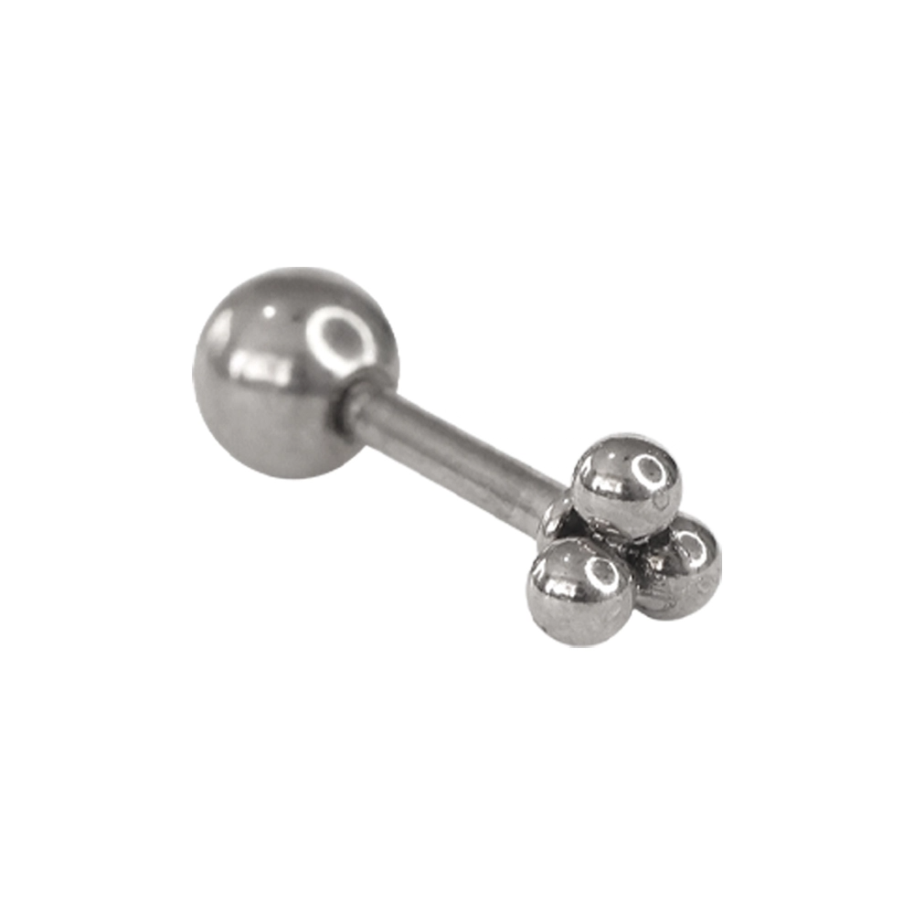 Kulakta kullanılan gümüş renkli üç toplu helix veya kıkırdak piercing