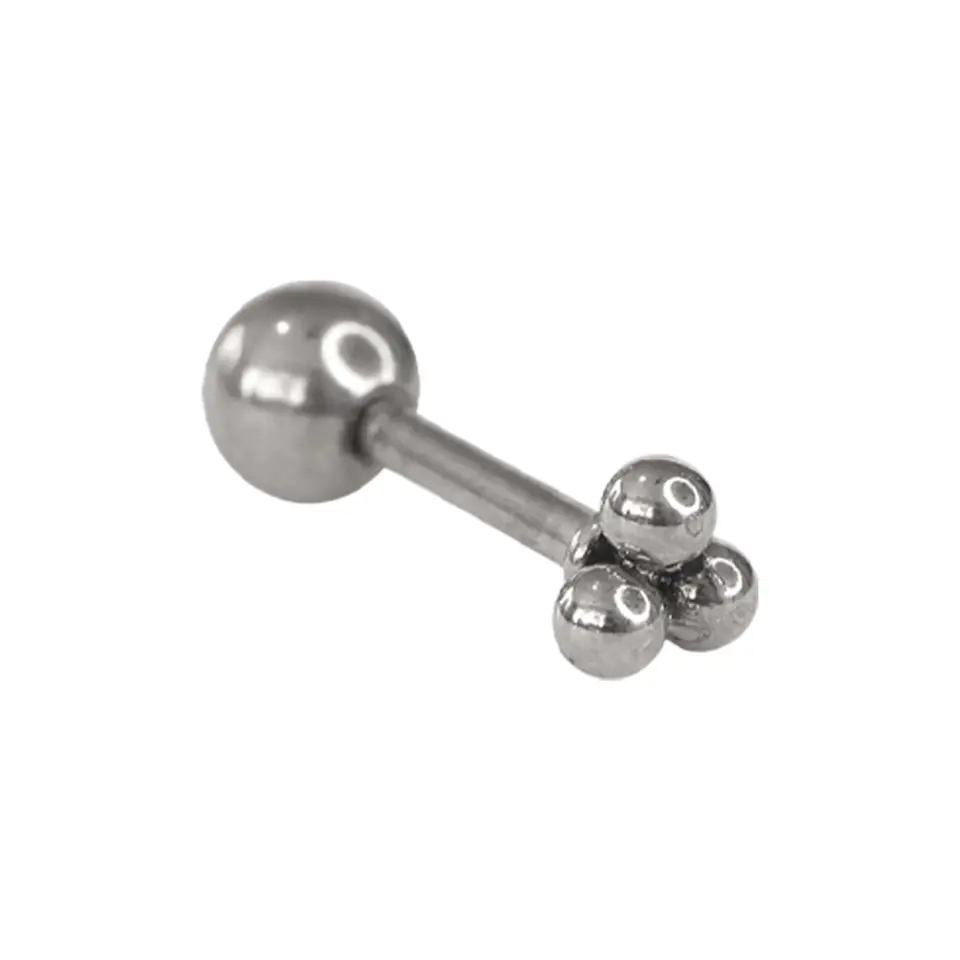 Kulakta kullanılan gümüş renkli üç toplu helix veya kıkırdak piercing
