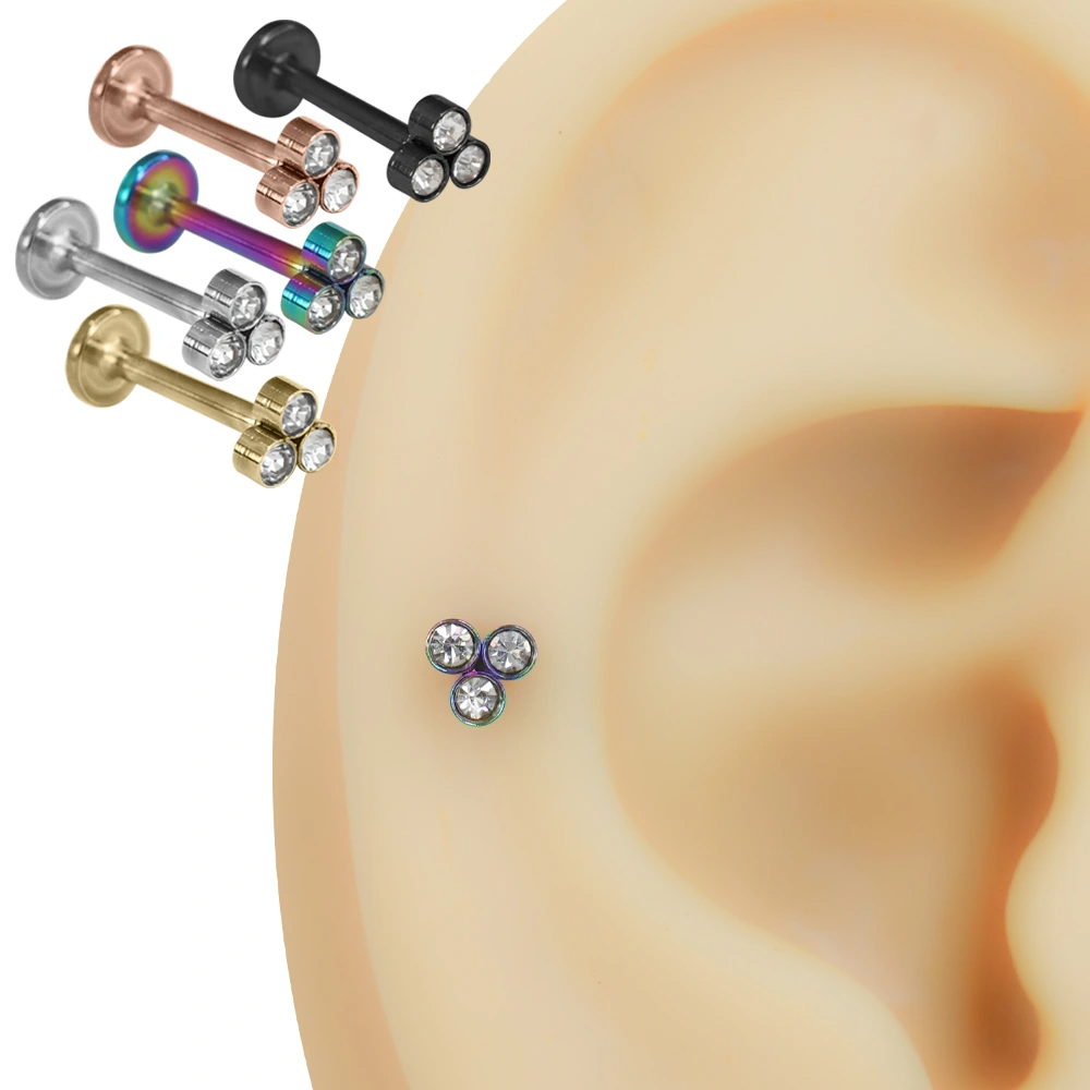 Kulağın kıkırdak bölgesinde sergilenen üçgen formda üç zirkon taşlı flatback helix piercing modeli