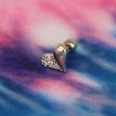 Yarım Zirkon Taşlı Kalp Figürlü 6x1,2 mm Çelik Piercing, Helix-Kıkırdak-Lobe-Auricle