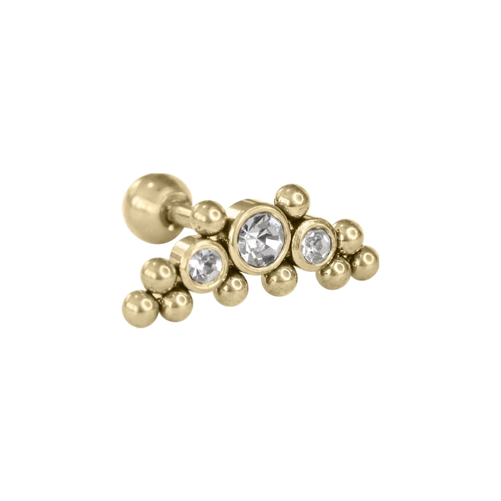 Kulağın helix bölgesinde sergilenen parlak taşlı ve metal küre detaylı çiçek tasarımlı gold helix piercing modeli