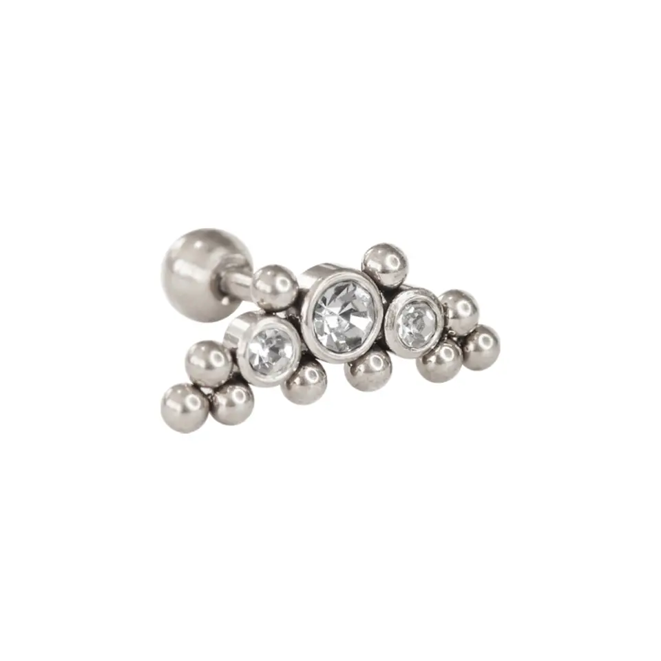 Kulağın helix bölgesinde sergilenen parlak taşlı ve metal küre detaylı çiçek tasarımlı gümüş helix piercing modeli