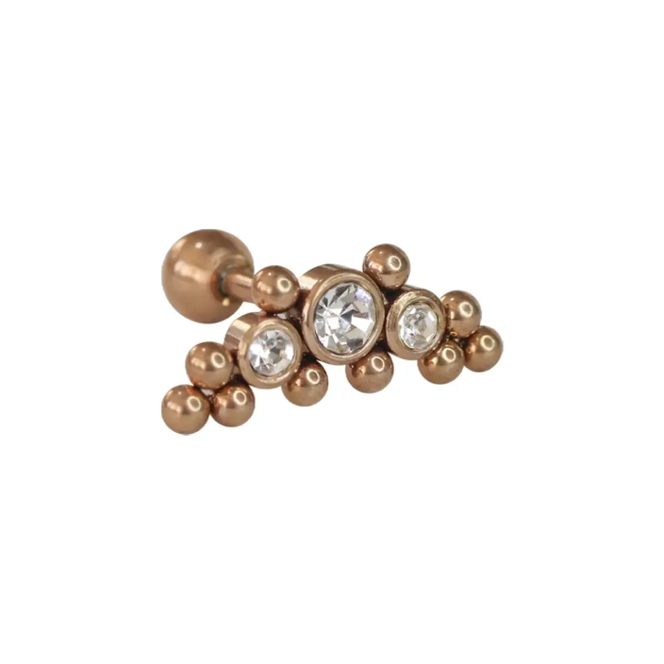 Kulağın helix bölgesinde sergilenen parlak taşlı ve metal küre detaylı çiçek tasarımlı rose helix piercing modeli