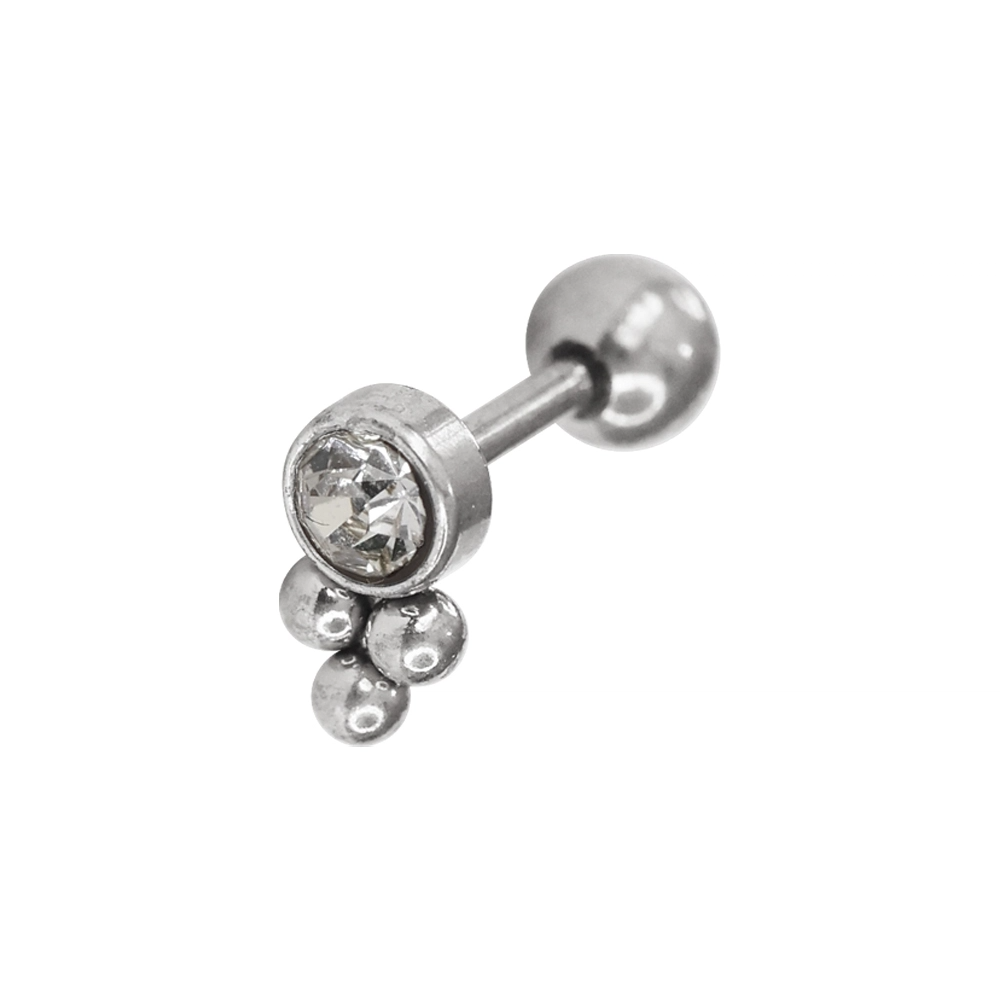 Kulakta son derece zarif ve şık bir duruş sergileyen gümüş renk 6 mm vidalı helix ve conch piercing kullanımı