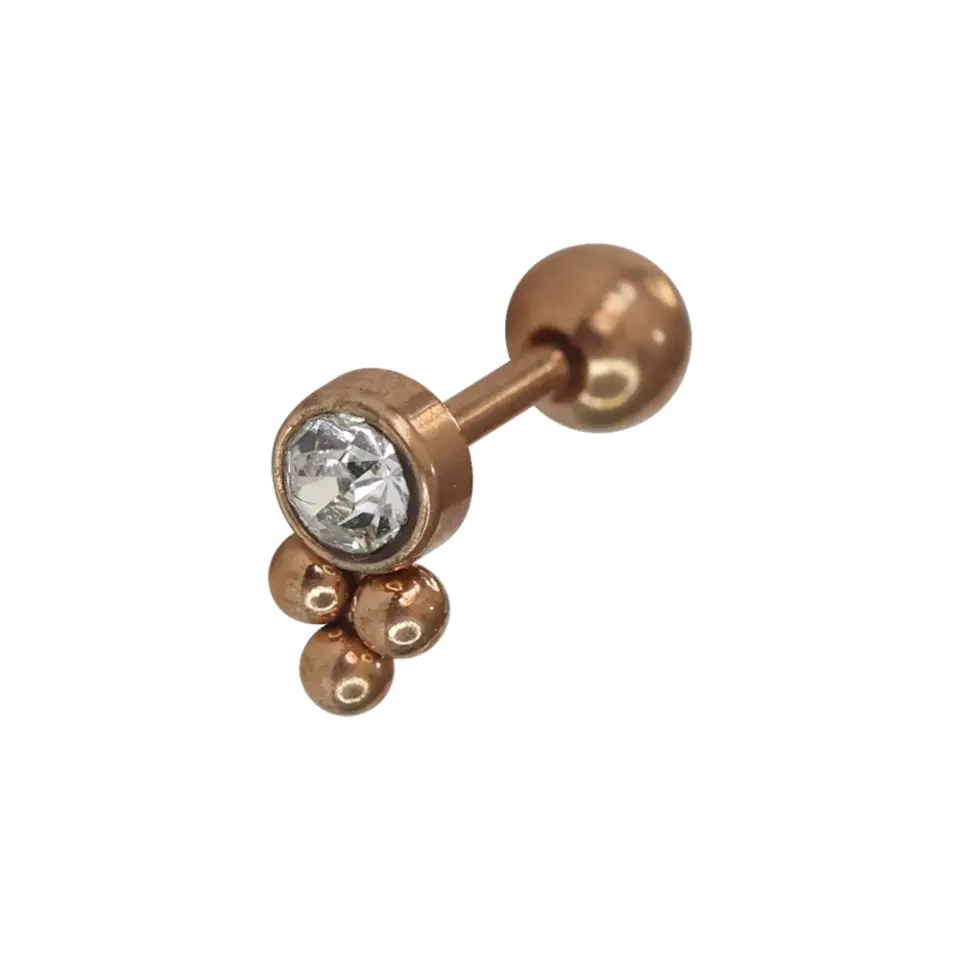 Kulakta son derece zarif ve şık bir duruş sergileyen rose rengi 6 mm vidalı helix ve conch piercing kullanımı