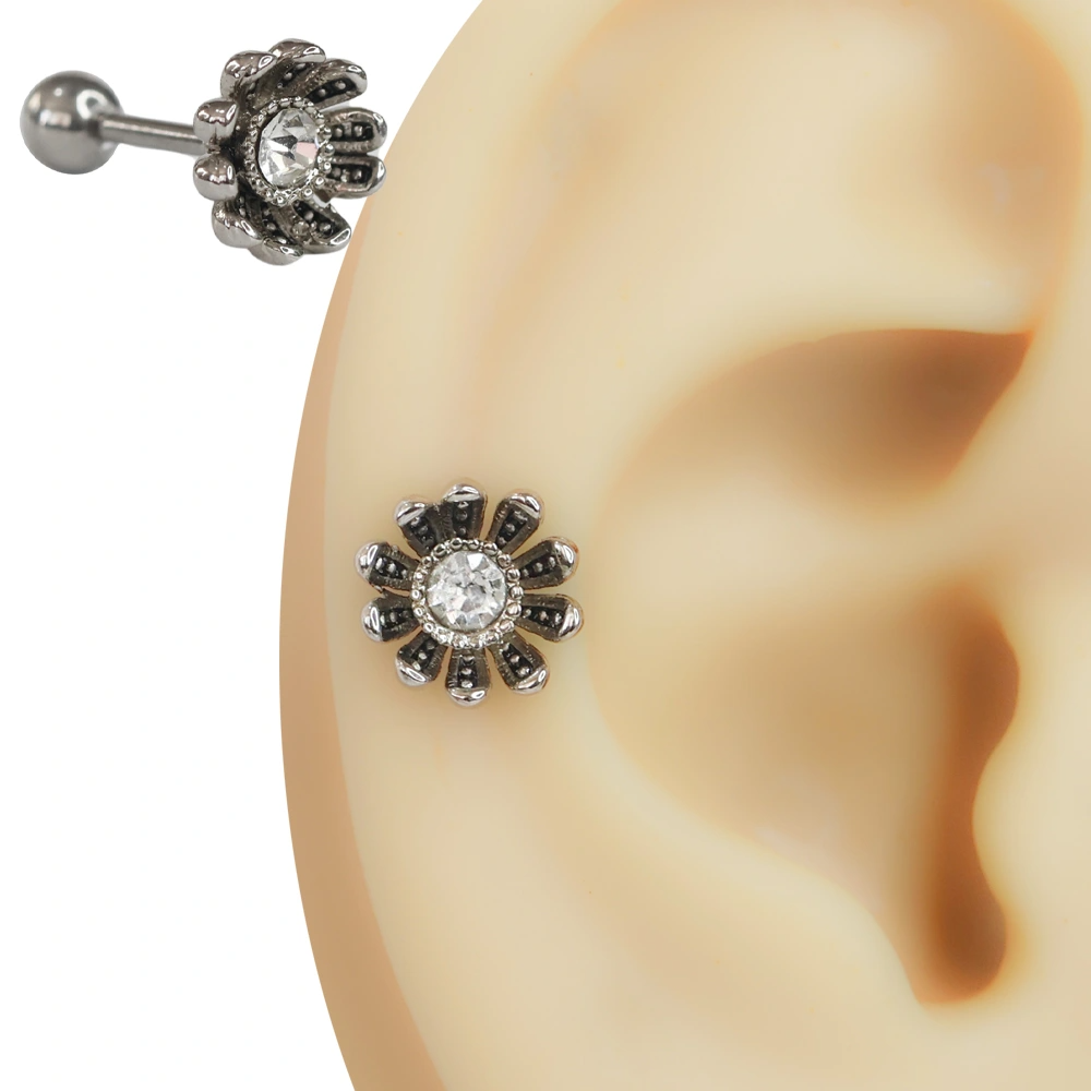 Eskitme gümüş tonlu çiçek motifli ve parlak taşlı kulak kıkırdak piercing modeli
