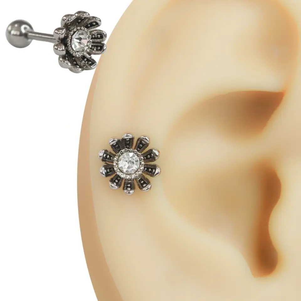 Eskitme gümüş tonlu çiçek motifli ve parlak taşlı kulak kıkırdak piercing modeli