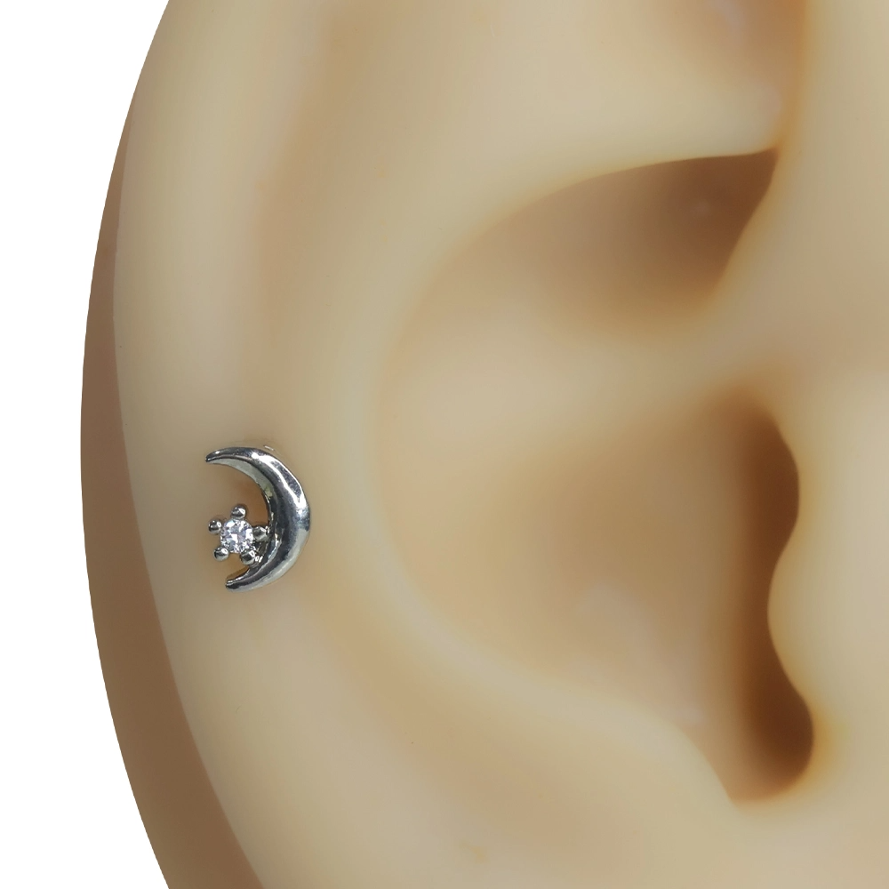 Gümüş Hilal zirkon taşlı tragus helix kıkırdak piercing modelinin kulaktaki minimal ve şık duruşu