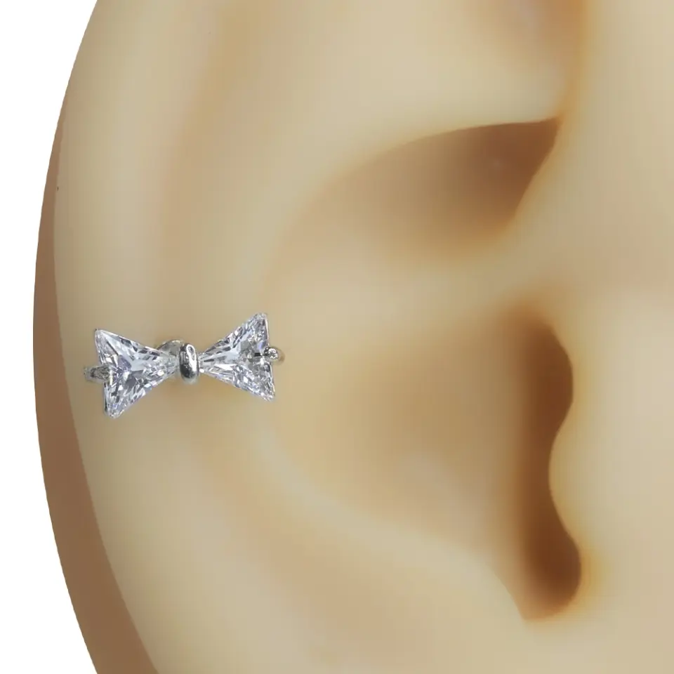 Işıltılı Fiyonk zirkon taşlı tragus helix kıkırdak piercing modelinin kulaktaki zarif duruşu