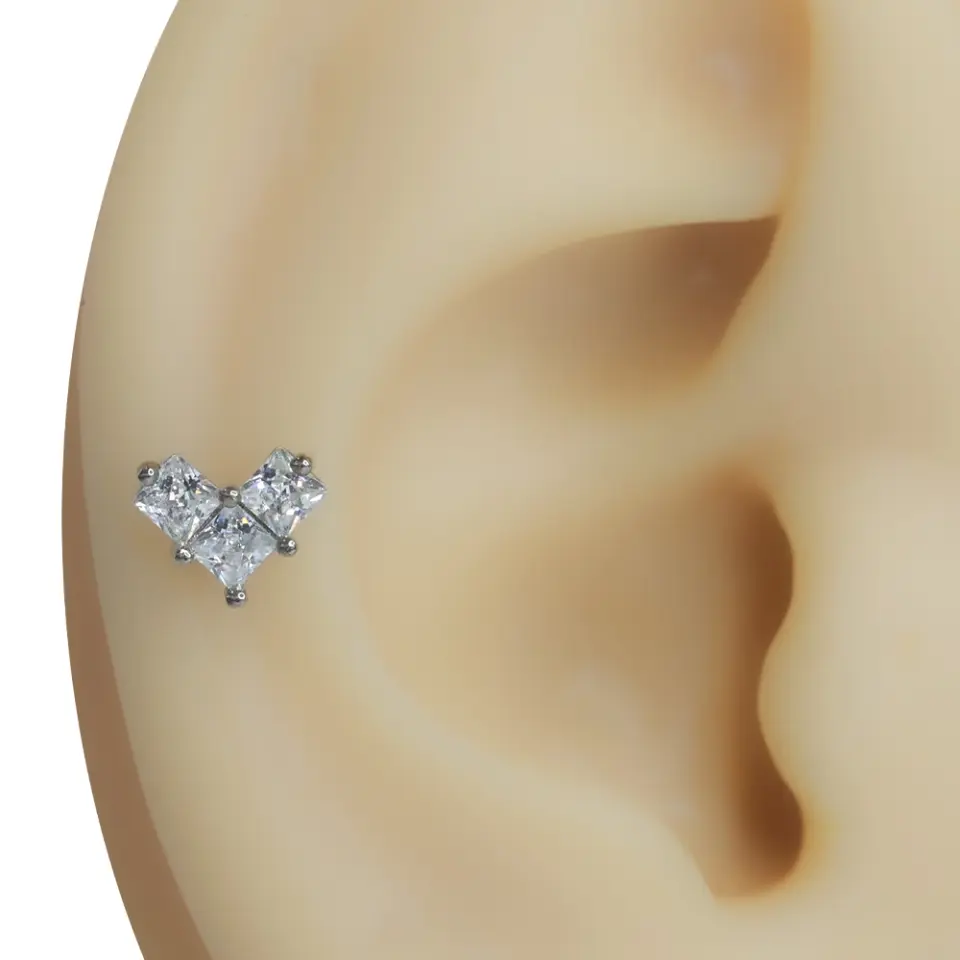 Prizma Kalp zirkon taşlı tragus helix kıkırdak piercing modelinin kulaktaki prizmatik yansıması