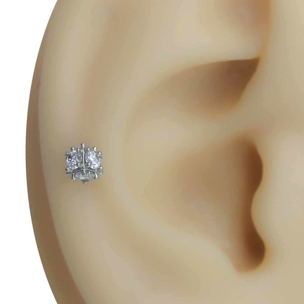 Kar Kristali zirkon taşlı tragus helix kıkırdak piercing modelinin kulak kıkırdağındaki asil duruşu