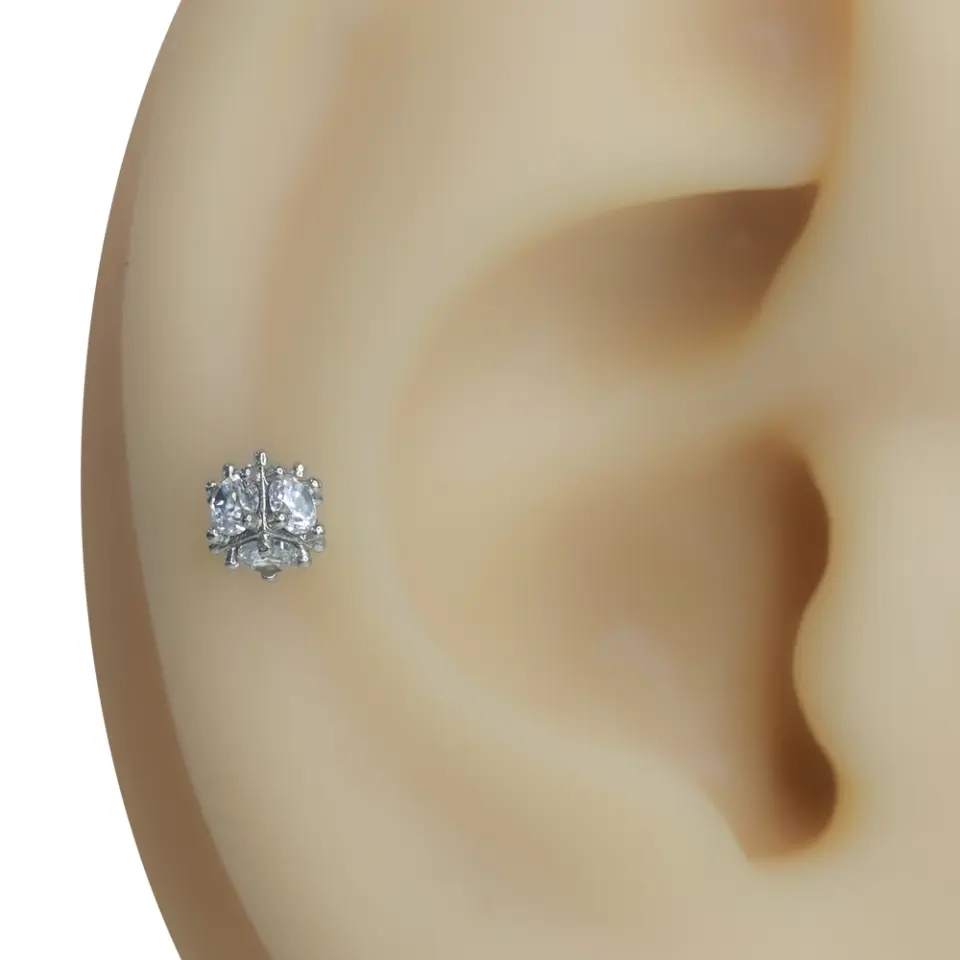 Kar Kristali zirkon taşlı tragus helix kıkırdak piercing modelinin kulak kıkırdağındaki asil duruşu