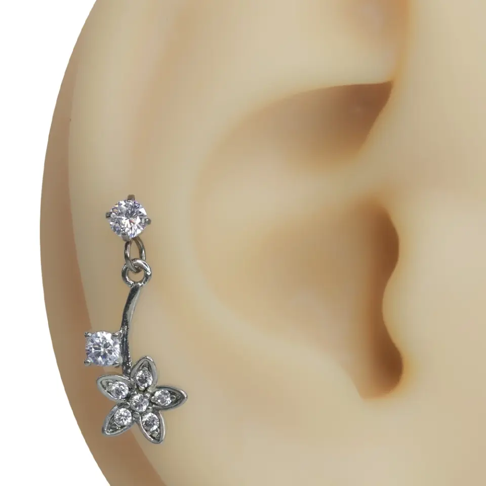 Gümüş Bahar zirkon taşlı tragus helix kıkırdak piercing modelinin kulaktaki çiçeksi ve zarif duruşu