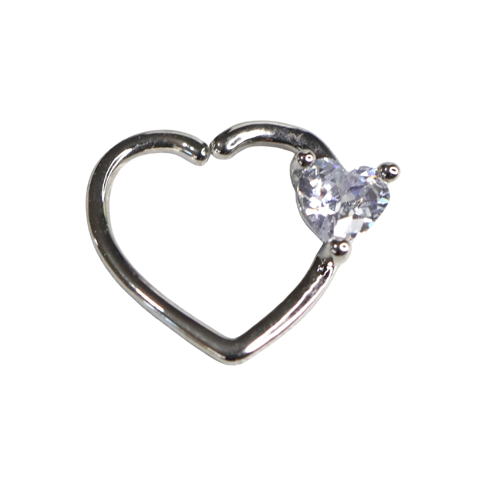 Kalp Halkası zirkon taşlı halka helix kıkırdak piercing modelinin kulak kıkırdağındaki parıltılı duruşu