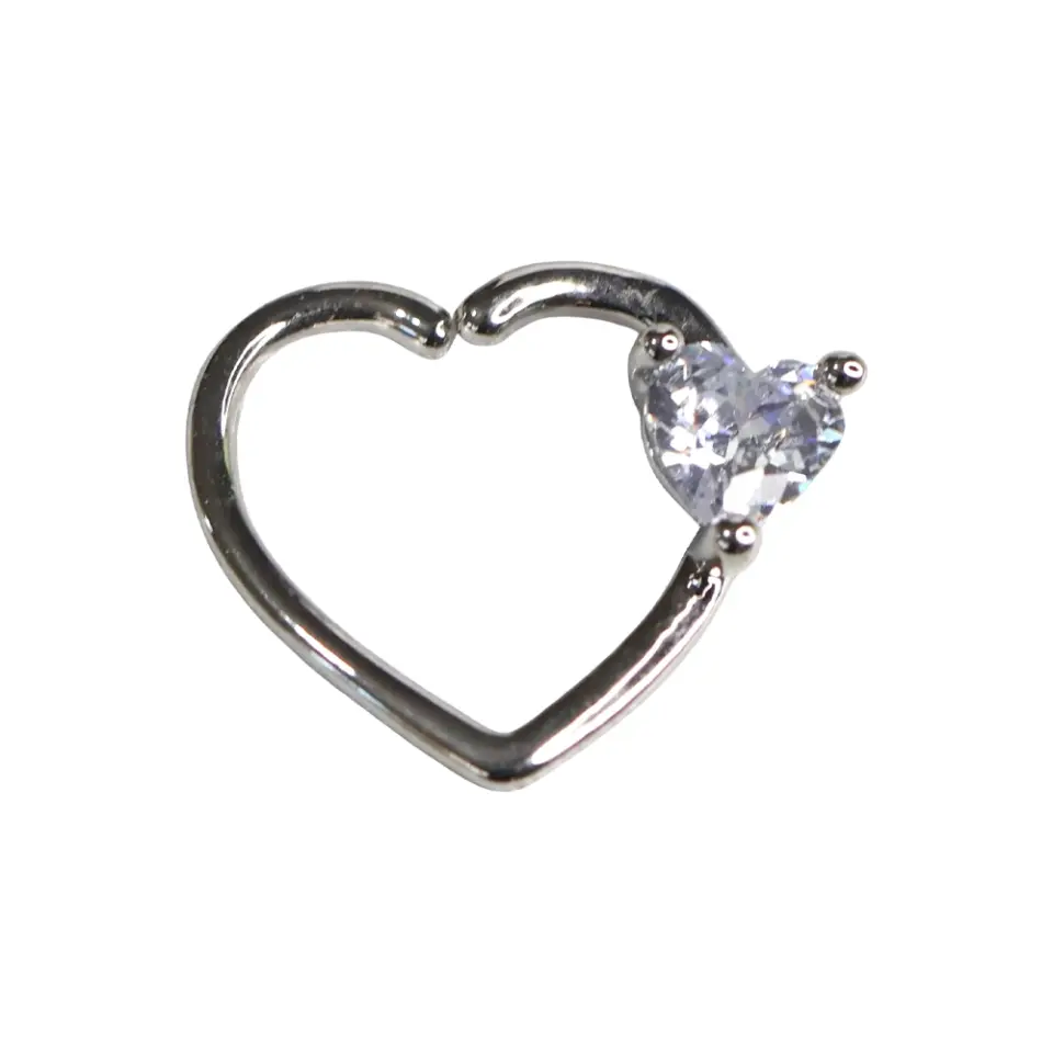 Kalp Halkası zirkon taşlı halka helix kıkırdak piercing modelinin kulak kıkırdağındaki parıltılı duruşu