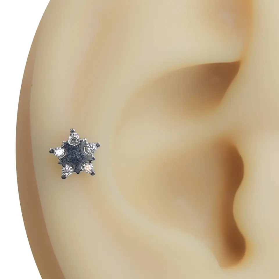 Yıldız Işıltısı zirkon taşlı tragus helix kıkırdak piercing modelinin kulak kıkırdağındaki parıltılı duruşu