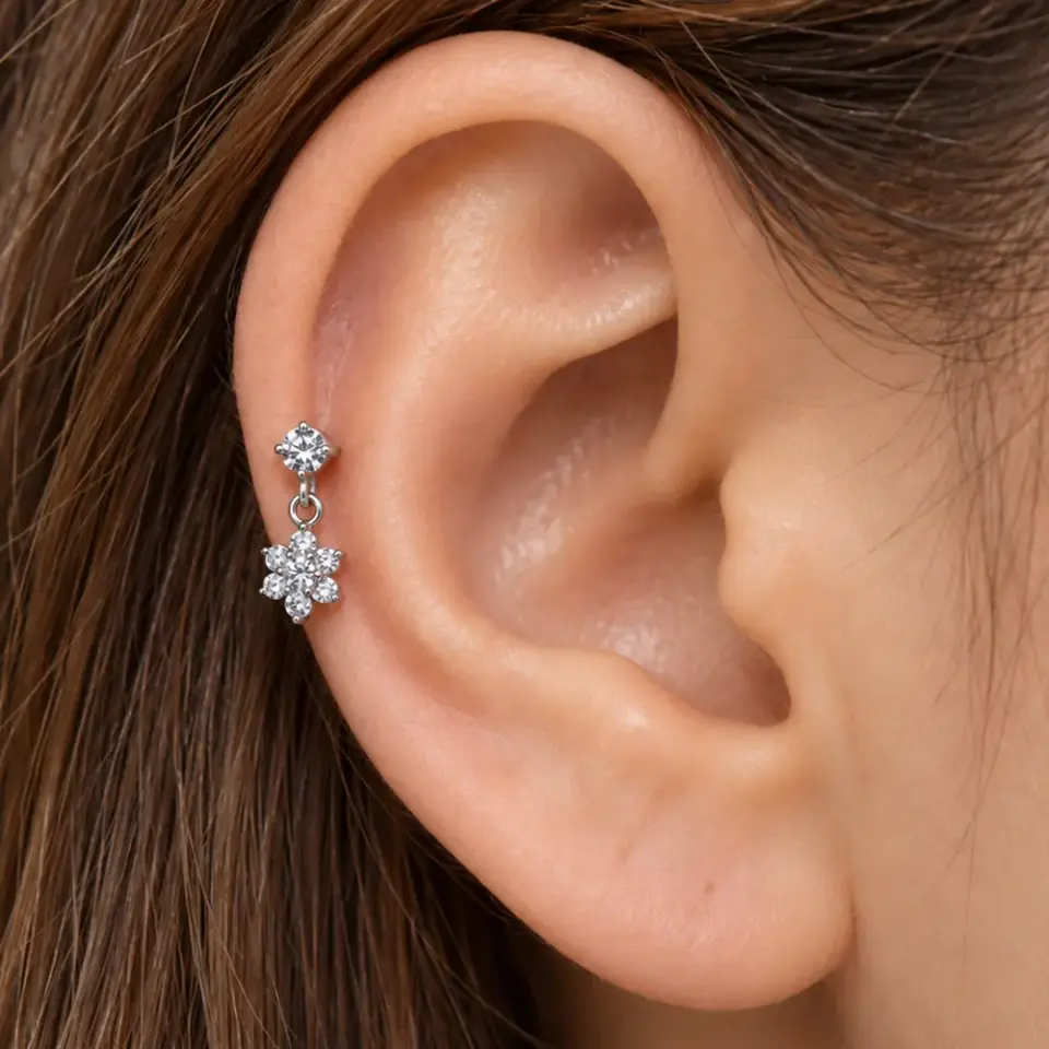 cicek-sallantili-helix-piercing-kulak-durusu
