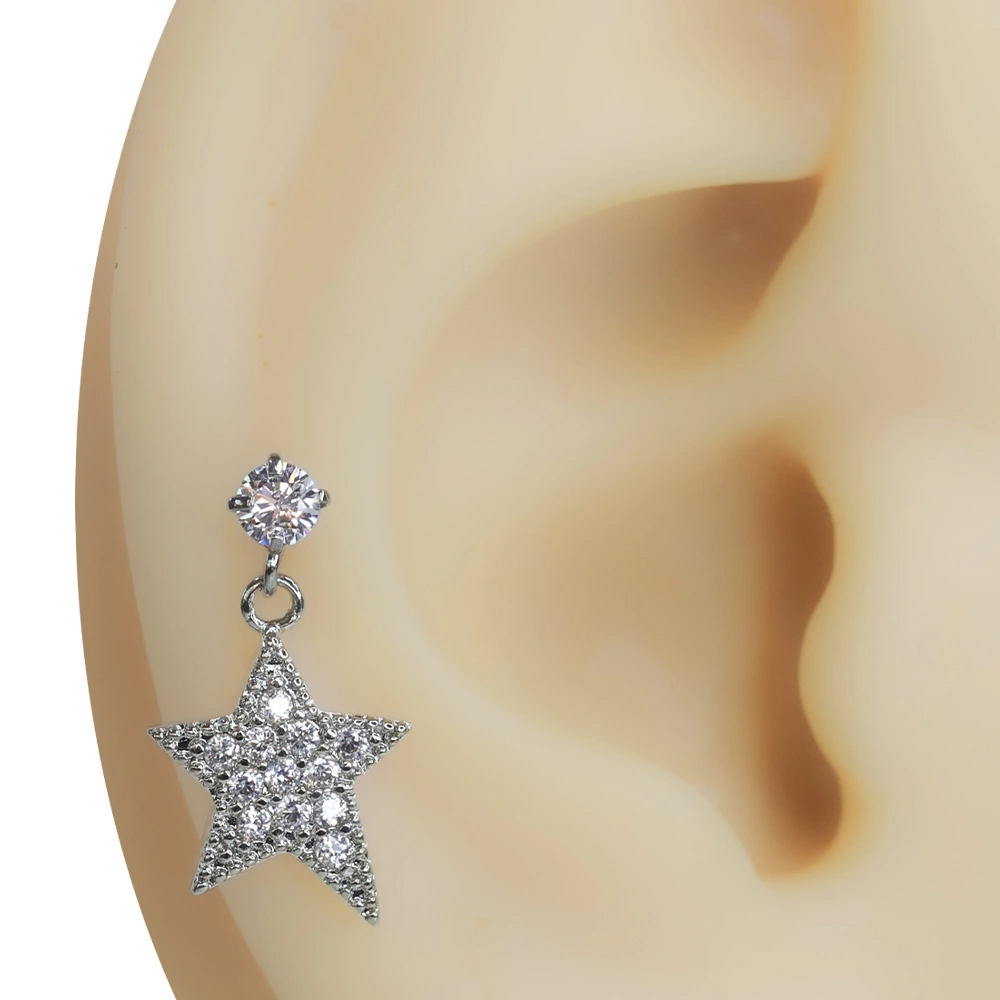 Yıldız Düşü zirkon taşlı tragus helix kıkırdak piercing modelinin kulaktaki modern ve ışıltılı duruşu