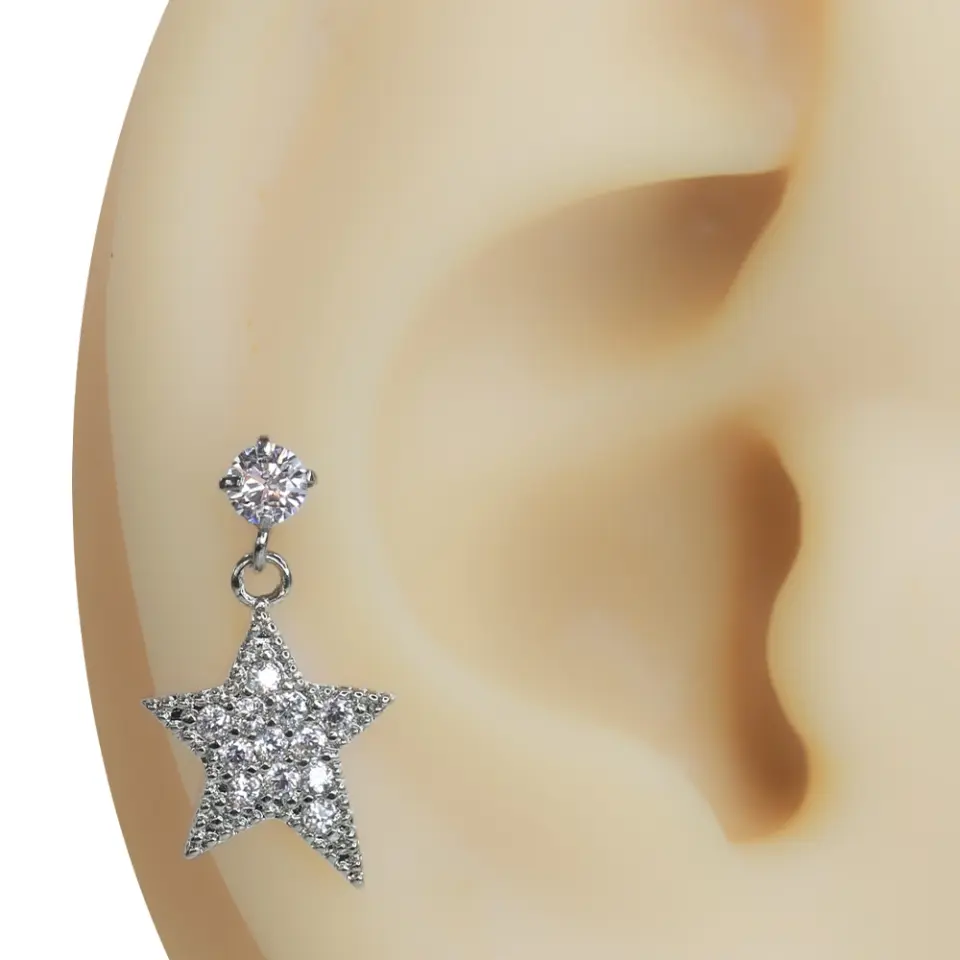 Yıldız Düşü zirkon taşlı tragus helix kıkırdak piercing modelinin kulaktaki modern ve ışıltılı duruşu